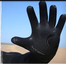 Load image into Gallery viewer, Image Of - Fourthelement 3mm Dive Gloves
